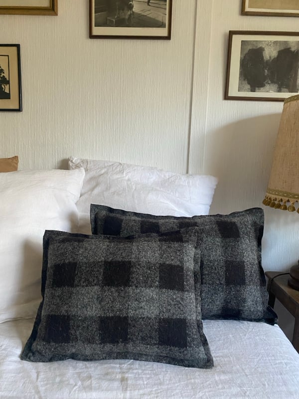 Image of Coussin en laine à carreaux petit modèle 