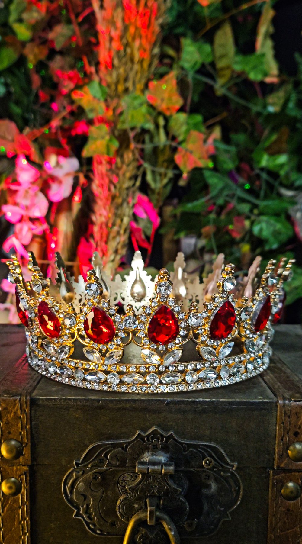 👑The Armored Kingdom Ruby Red Queens Crown (Gold)