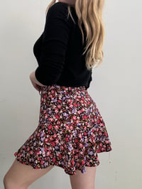 Image 3 of Floral shorts skirt // 38