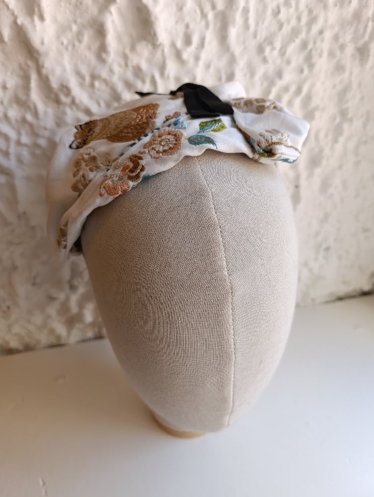 Image of Fascinator ricamato con gatto bianco/nero