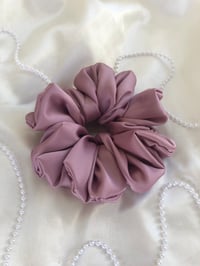 Image 4 of SCRUNCHIE STANDARD + OVERSIZED HEATHER/WRZOS