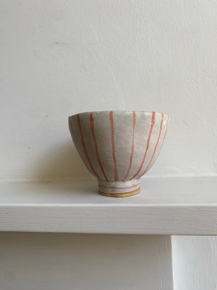 Deep footed bowl linear Image 4
