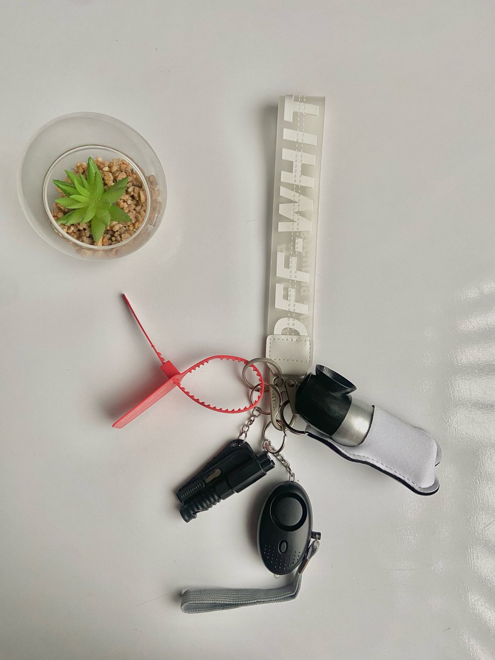 Image of White off-white practical set