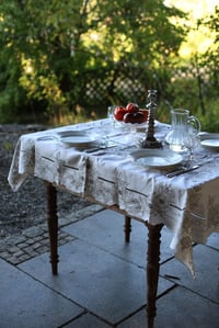 Image 1 of 1 Tischdecke mit grauer Spitze