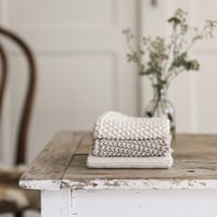 Image 2 of Petit torchon en tricot 