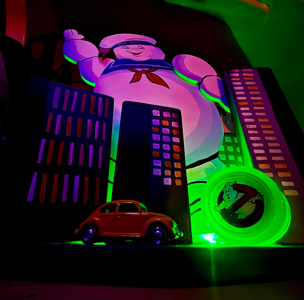 Image of Ghostbusters Duncan GLOW Freehand One with Stay Puft City Display