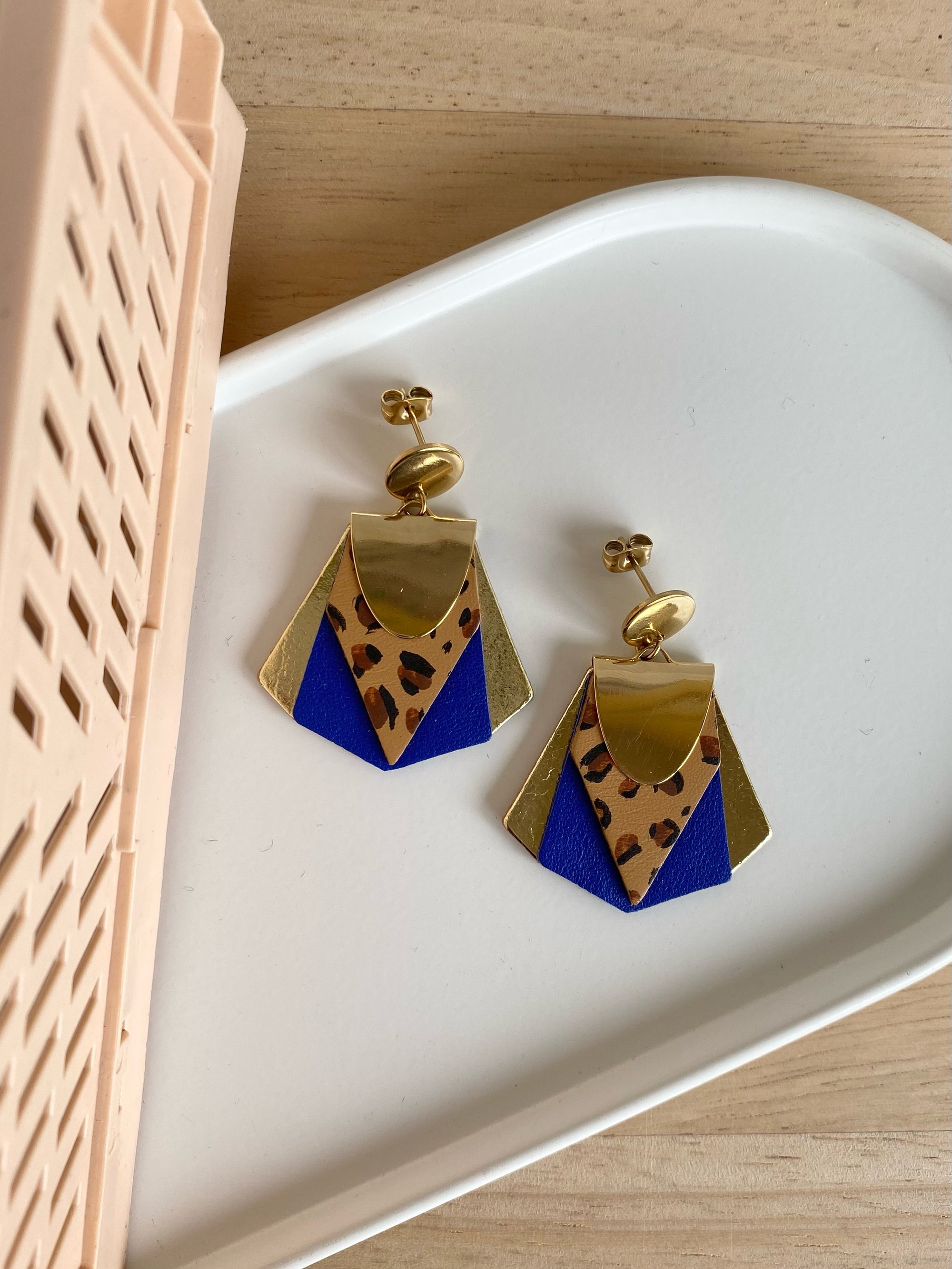 Boucles d'oreilles - Les Tony bleu électrique – Club Paillettes Boucles d'oreilles - Les Tony bleu électrique – Club Paillettes