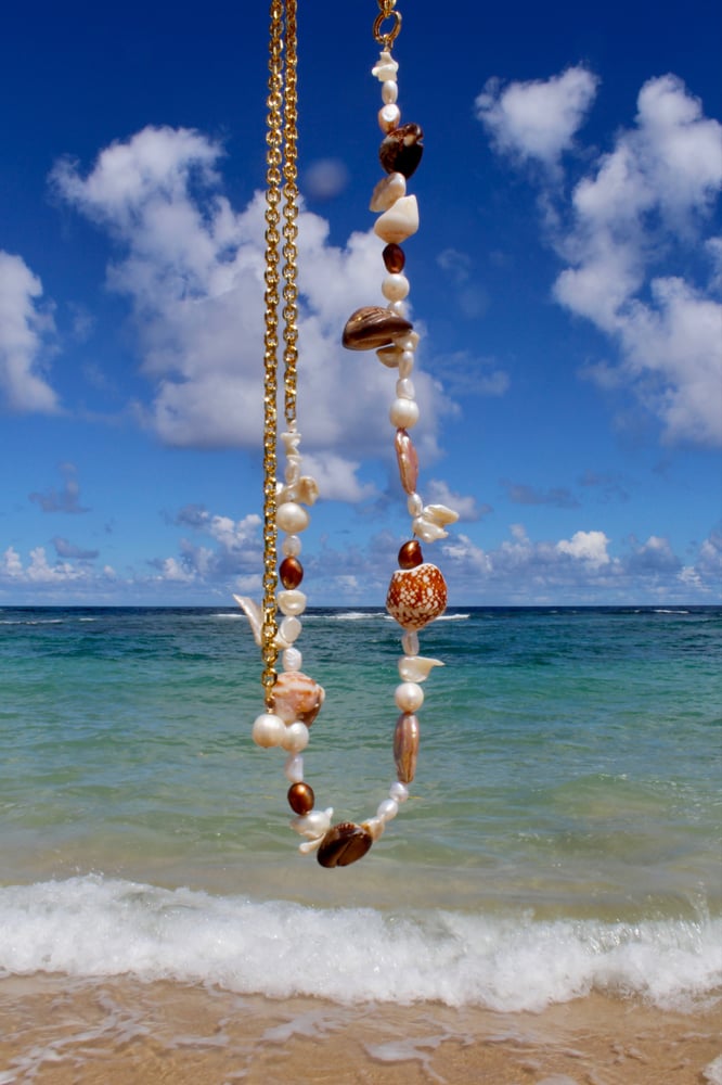 Image of The thick pearly shell waist chain 