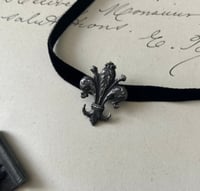 Image 1 of Superbe broche fleur de lys en argent massif poinçonné, mis en ras de cou, XIXème s.