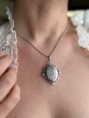 Pendentif en argent massif ouvrant porte-mèche ou porte-photo, fin du XIXème siècle