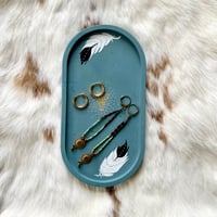 Image 2 of Plat décoratif « Plumes et Rune Algiz »