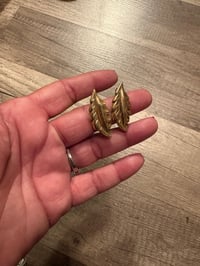 Gold dangle leaf earrings 
