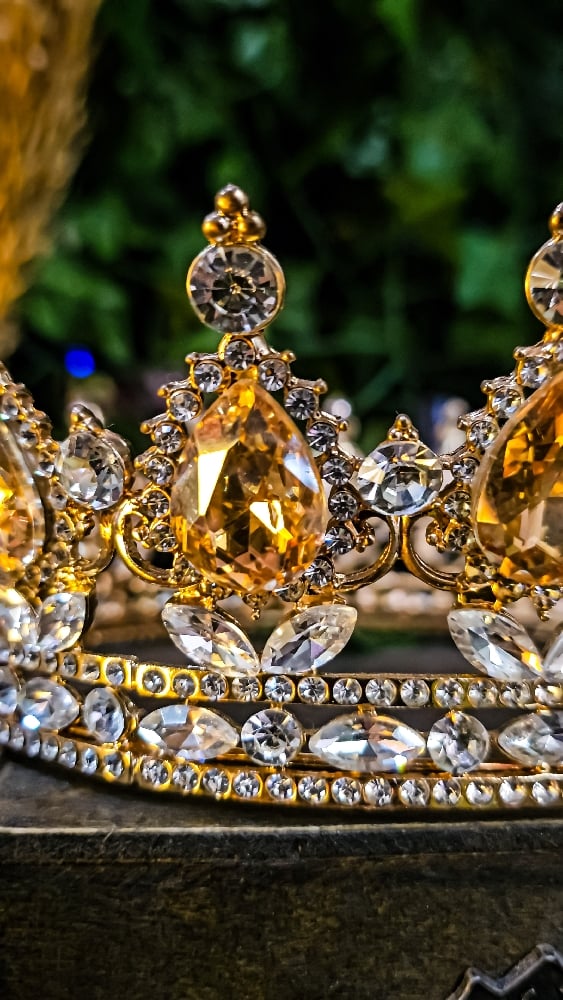 πThe Armored Kingdom Crystallized Honey Crown (Gold)