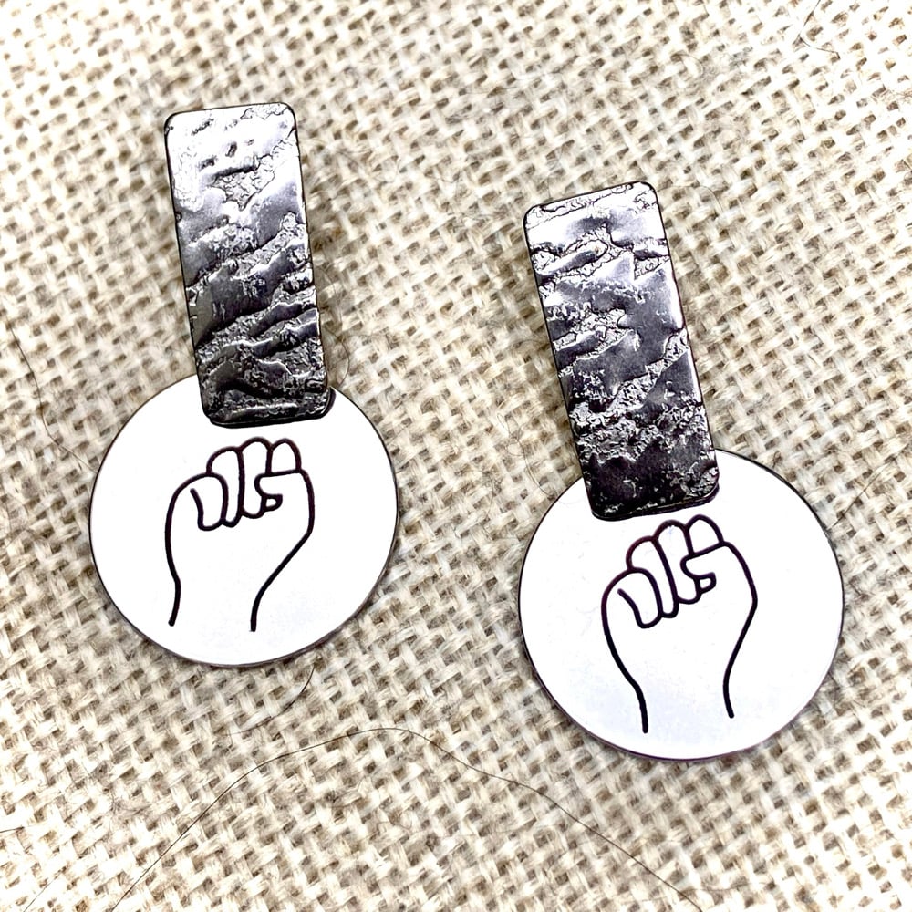 Image of BO martelées Poing levé 