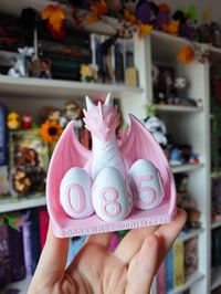 Image 1 of Contador de libros anual Dragón Guardián rosa pastel