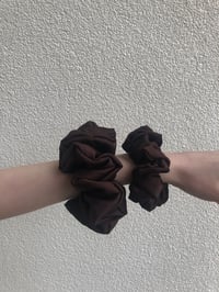 Image 3 of SCRUNCHIE OVERSIZED + STANDARD CHOCOLATE