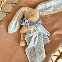 Image 1 of DOUDOU ET SON LANGE MOTIF FLEUR BLEU