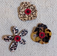 Image 1 of Broches fleurs léopard au choix 