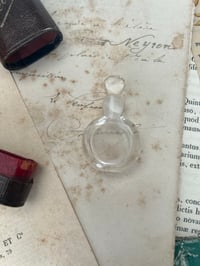 Image 2 of Flacons à sels de pâmoison, XIXème siecle, cristal et cuir rouge et or.