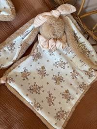 Image 1 of DOUDOU ENVELOPPANT FLEURI BOUQUET