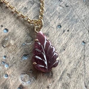 Image of Colgante oro 18K con  hoja de  turmalina