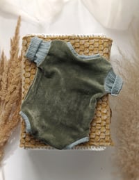 Image 2 of Photo prop | Newborn boys bodysuit Amir | khaki green