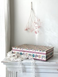 Image 2 of Boîte à couture fleurie