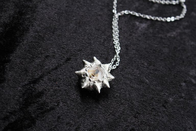 dead good wasp spiky necklace Image 10