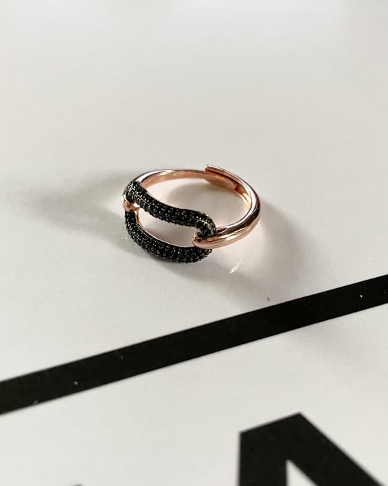 Image of ANELLO OVALE ZIRCONI NERI