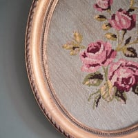 Image 2 of Broderie De Roses Sous Cadre
