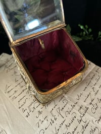 Image 12 of Magnifique boite à bijoux en verre et laiton et soie capitonnée rouge. XIXème s.