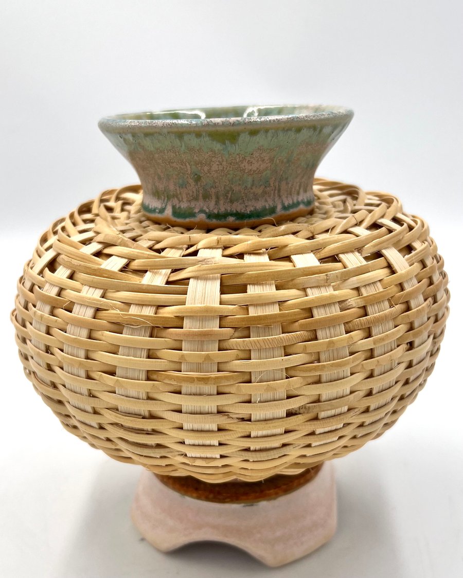 Image of Cream Vase with blonde reed