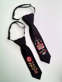 Image 1 of Slips og tversoversløyfe med bunadsbroderi Trønder