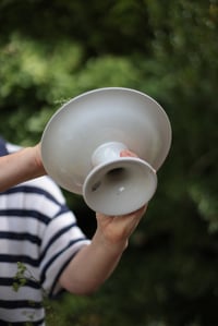 Image 2 of Schale fuer Obst, mit Fuss und feinem, hellblau und goldenem Rand, Porzellan