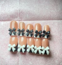 Image 4 of Bow press on nails