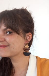 Image 19 of "Made of gold" - Collection de boucles d'oreilles en cuir upcyclé 