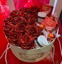 Image 1 of Artificial hat box with chocolates and Nutella 