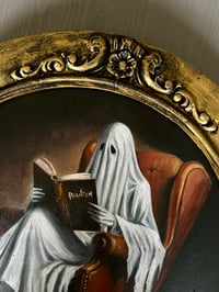 Image 3 of Fantasma leyendo en el sillón 