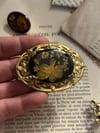 Grand broche en pomponne dorée et fleurs sous résine, vintage! 