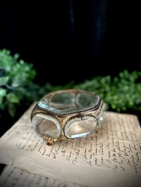 Image 4 of Magnifique boite à bijoux en verre et laiton et soie capitonnée beige. XIXème s. copy