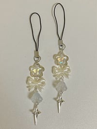 Image 2 of glass tulip + bow phonecharm