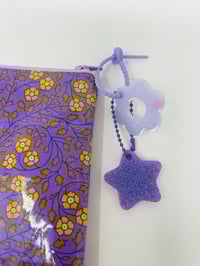 Image 2 of *EN STOCK* Pochette à Maillots Et son Gri-gri Lilie B  Violette petites fleurs moutarde