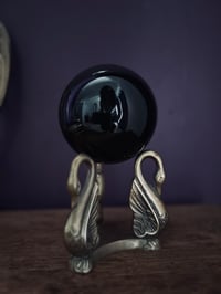 Image 4 of Superbe support ancien cygnes et boule en verre, noire de 10cm de diamètre