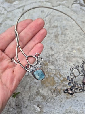 Blue flowers open necklace 