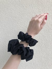 Image 5 of SCRUNCHIE STANDARD BLACK/CZARNY