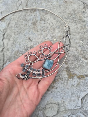Blue flowers open necklace 