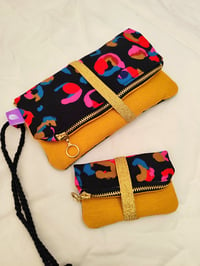 Image 3 of Maxi Cartera ZARVAJE NEGRO, con mostaza y elástico dorado