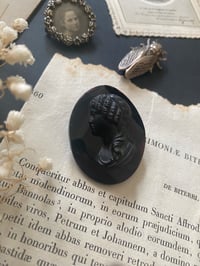 Image 2 of Camée, broche, bijou en pâte de verre violet sombre et ébonite, XIXème siècle. 