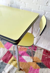 Image 4 of Table + chaises en Formica 