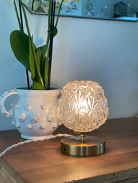 Image 7 of Lampe globe en verre taillé